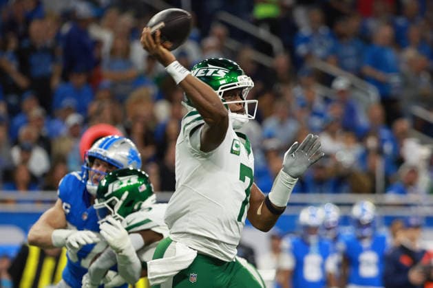 New York Jets vs Detroit Lions DETROIT,MICHIGAN-SEPTEMBER 27: Quarterback Geno Smith 7 of the New York Jets throws a pass during the first half of an NFL, American Football Herren, USA football game between the New York Jets and the Detroit Lions in Detroit, Michigan USA, on Sunday, September 27, 2026 Detroit Michigan United States  Copyright: xJorgexLemusx originalFilename:lemus-newyorkj260927_npmNt
