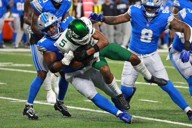 New York Jets vs Detroit Lions DETROIT,MICHIGAN-SEPTEMBER 27: Wide receiver Garrett Wilson 5 of the New York Jets is tackled by defensive tackle Alim McNeill 54 of the Detroit Lions during the first half of an NFL, American Football Herren, USA football game between the New York Jets and the Detroit Lions in Detroit, Michigan USA, on Sunday, September 27, 2026 Detroit Michigan United States  Copyright: xJorgexLemusx originalFilename:lemus-newyorkj260927_npaAH