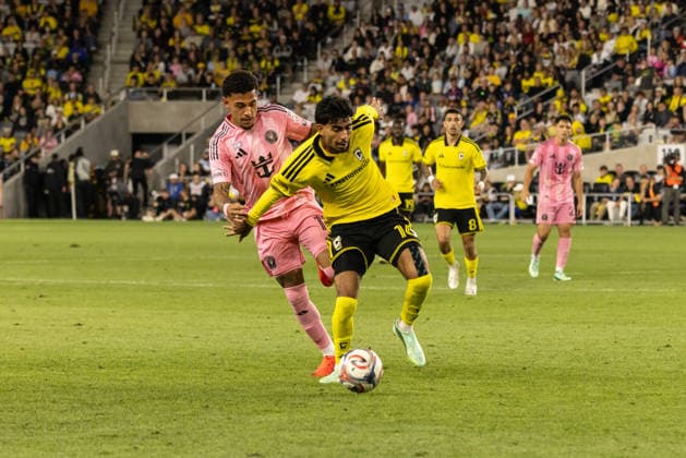 COLUMBUS, OH - SEPTEMBER 27: Columbus Crew Midfielder Taha Habroune (16) battles for the ball against Inter Miami CF Forward Riquelme Fillipi (11) in the second half during the MLS, Fussball Herren, USA match between Columbus Crew and Inter Miami on September 27th, 2026 at ScottsMiracle-Gro Field in Columbus, OH (Photo by Michael Brown Icon Sportswire) SOCCER: SEP 27 MLS Columbus Crew vs Inter Miami CF EDITORIAL USE ONLY Icon27026092745