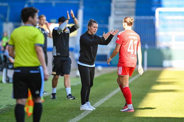 Fußball I Frauen I Saison 2026-2027 I DFB-Pokal I 1. FC Magdeburg - 1. FC Union Berlin I 27.09.2026 Marie-Louise Eta (Trainer, 1. FC Union Berlin) gibt Lia Kamber (41, 1. FC Union Berlin) Anweisungen Magdeburg Avnet Arena (Heinz-Krügel-Platz 1) Sachsen-Anhalt Deutschland Copyright: xLobeca InesxHähnelx