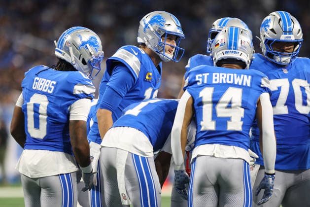 DETROIT, MI - SEPTEMBER 27: Detroit Lions quarterback Jared Goff (16), center, calls a play in the huddle during the first quarter of a regular season NFL, American Football Herren, USA football game between the New York Jets and the Detroit Lions on September 27, 2026 at Ford Field in Detroit, Michigan. (Photo by Scott W. Grau Icon Sportswire) NFL: SEP 27 Jets at Lions EDITORIAL USE ONLY Icon26092705
