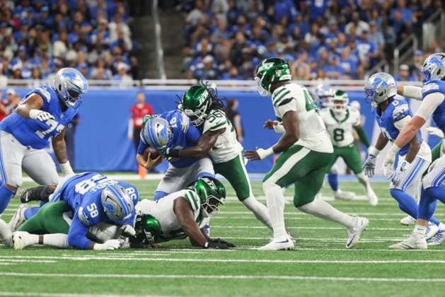 DETROIT, MI - SEPTEMBER 27: New York Jets linebacker Demario Davis (56) sacks Detroit Lions quarterback Jared Goff (16) during a play during the first quarter of a regular season NFL, American Football Herren, USA football game between the New York Jets and the Detroit Lions on September 27, 2026 at Ford Field in Detroit, Michigan. (Photo by Scott W. Grau Icon Sportswire) NFL: SEP 27 Jets at Lions EDITORIAL USE ONLY Icon26092729