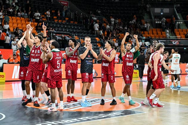 27.09.2026, GER, Basketball, Herren, easycredit Basketball Bundesliga, Saison 2026 2027, 3. Spieltag, ratiopharm Ulm vs Fitness First Würzburg Baskets Würzburger Spieler bedanken sich nach Spielende bei ihren Fans Neu-Ulm ratiopharm Arena Bayern Deutschland Copyright: xNordphotox xHafnerx