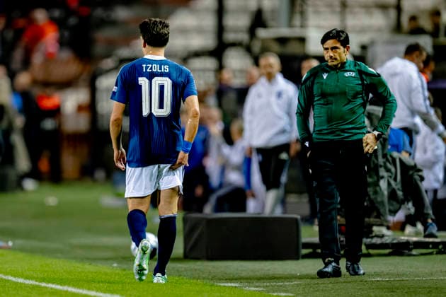 THESSALONIKI - Griekenland forward Christos Tzolis sustained an injury during the UEFA Nations League match between Griekenland and Nederland at Toumba Stadion on 1 October 2026 in Thessaloniki, Griekenland. (Photo by DeFodi Images) -