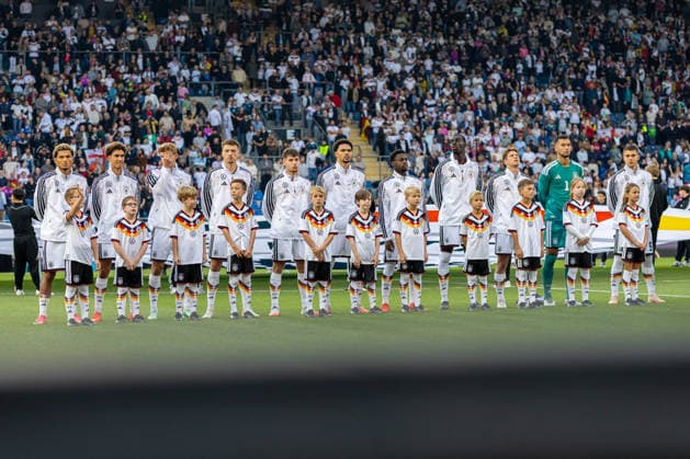 Die Spieler von Deutschland U21, U 21 waehrend der Nationalhymne GER, Deutschland (GER) vs. Georgien (GEO), Fussball, UEFA U21 EM-Qualifikation, Gruppe F, 13. Spieltag, Spielzeit 2026 2027, 06.10.2026 GER, Deutschland (GER) vs. Georgien (GEO), Fussball, UEFA U21 EM-Qualifikation, Gruppe F, 13. Spieltag, Spielzeit 2026 2027, 06.10.2026 Bielefeld Copyright: xEibner-Pressefoto JanxRollingerx EP_JSK