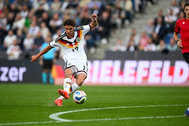 U21, U 21 Laenderspiel - 26 27 - Deutschland - Georgien am 06.10.2026 in der SchücoArena in Bielefeld Tor zum 1:0. Torschuetze Torschütze Noah Darvich (Deustchland) mit dem Treffer zum 1:0.