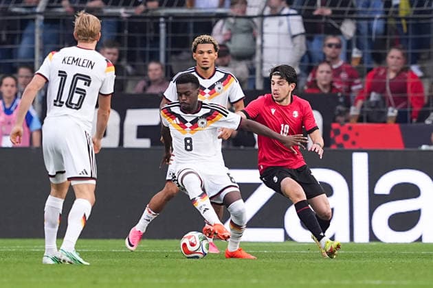06.10.2026, xydrx, Herren, Fußball, Länderspiel, U21, U 21 EM-Qualifikation, Deutchland - Georgien, Saison 2026 2027, Schüco Arena: Noel Aseko (GER, 8) im Zweikampf gegen Nikoloz Dadiani (GEO, 10) DFB regulations prohibit any use of photographs as image sequences and or quasi-video. Copyright: HMBxMedia YannisxDreimann