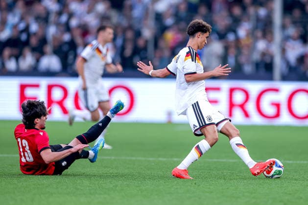 06.10.2026, Fußball, U21, U 21 Länderspiel, Deutschland - Georgien, Qualifikation U21-EM 2027, Almstadion (Bielefeld): Noah Darvich (U21 GER 17) im Zweikampf gegen Halid Doltmourziev (U21 Georgien 13) DFB regulations prohibit any use of photographs as image sequences and or quasi-video. Nordrhein-Westfalen Deutschland