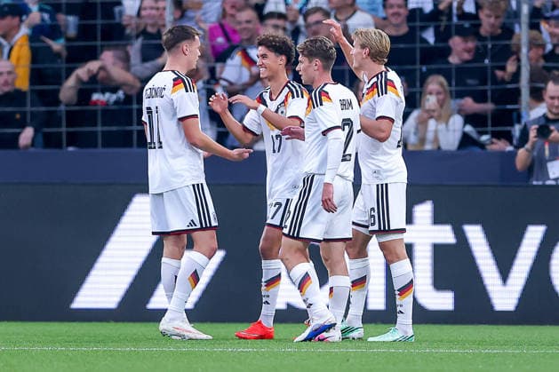 06.10.2026, Fußball, U21, U 21 Länderspiel, Deutschland - Georgien, Qualifikation U21-EM 2027, Almstadion (Bielefeld): Torjubel nach dem Tor zum 1:0 durch Torschütze Noah Darvich (U21 GER 17) zusammen mit Elias Baum (U21 GER 02) Aljoscha Kemlein (U21 GER 16) Dzenan Pejcinovic (U21 GER 11) DFB regulations prohibit any use of photographs as image sequences and or quasi-video. Nordrhein-Westfalen Deutschland