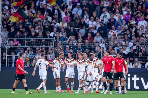 06.10.2026, Fußball, U21, U 21 Länderspiel, Deutschland - Georgien, Qualifikation U21-EM 2027, Almstadion (Bielefeld): Torjubel nach dem Tor zum 1:0 durch Torschütze Noah Darvich (U21 GER 17) zusammen mit Elias Baum (U21 GER 02) Aljoscha Kemlein (U21 GER 16) Dzenan Pejcinovic (U21 GER 11) DFB regulations prohibit any use of photographs as image sequences and or quasi-video. Nordrhein-Westfalen Deutschland