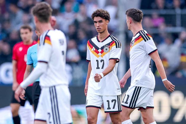 06.10.2026, Fußball, U21, U 21 Länderspiel, Deutschland - Georgien, Qualifikation U21-EM 2027, Almstadion (Bielefeld): Torjubel nach dem Tor zum 1:0 durch Torschütze Noah Darvich (U21 GER 17) zusammen mit Elias Baum (U21 GER 02) Dzenan Pejcinovic (U21 GER 11) DFB regulations prohibit any use of photographs as image sequences and or quasi-video. Nordrhein-Westfalen Deutschland