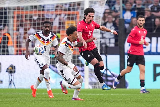 06.10.2026, xydrx, Herren, Fußball, Länderspiel, U21, U 21 EM-Qualifikation, Deutchland - Georgien, Saison 2026 2027, Schüco Arena: Fracis Onyeka (GER, 20) im Zweikampf gegen Halid Doltmourziev (GEO, 13) DFB regulations prohibit any use of photographs as image sequences and or quasi-video. Copyright: HMBxMedia YannisxDreimann