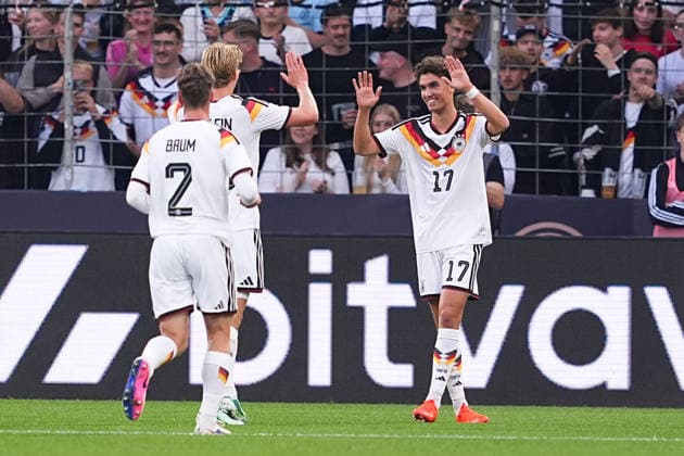 06.10.2026, xydrx, Herren, Fußball, Länderspiel, U21, U 21 EM-Qualifikation, Deutchland - Georgien, Saison 2026 2027, Schüco Arena: Torjubel nach dem Tor zum 1:0 für Deutschland durch Torschütze Noah Darvich (GER, 17) zusammen mit Elias Baum (GER, 2) und Aljoscha Kemlein (GER, 16) DFB regulations prohibit any use of photographs as image sequences and or quasi-video. Copyright: HMBxMedia YannisxDreimann