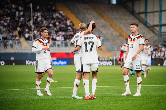 U21, U 21 EM-Qualifikation: Deutschland - Georgien, 06.10.2026 TOR, JUBEL zum 1:0 durch Noah Darvich (Deutschland, 17), hier mit Aljoscha Kemlein (Deutschland, 16) und DÅ¾enan PejÄinoviÄ‡ (Deutschland, 11); Fußball, EM-Qualifikation U 21, 10. Spieltag: Deutschland vs. Georgien am 06.10.2026, Bielefeld DFB REGULATIONS PROHIBIT ANY USE OF PHOTOGRAPHS AS IMAGE SEQUENCES AND OR QUASI-VIDEO. Copyright: xBEAUTIFULxSPORTS Tonhäuserx