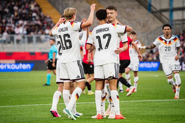 U21, U 21 EM-Qualifikation: Deutschland - Georgien, 06.10.2026 TOR, JUBEL zum 1:0 durch Noah Darvich (Deutschland, 17), hier mit Aljoscha Kemlein (Deutschland, 16) und DÅ¾enan PejÄinoviÄ‡ (Deutschland, 11); Fußball, EM-Qualifikation U 21, 10. Spieltag: Deutschland vs. Georgien am 06.10.2026, Bielefeld DFB REGULATIONS PROHIBIT ANY USE OF PHOTOGRAPHS AS IMAGE SEQUENCES AND OR QUASI-VIDEO. Copyright: xBEAUTIFULxSPORTS Tonhäuserx