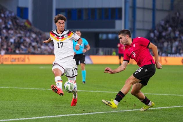 06.10.2026, xydrx, Herren, Fußball, Länderspiel, U21, U 21 EM-Qualifikation, Deutchland - Georgien, Saison 2026 2027, Schüco Arena: Noah Darvich (GER, 17) im Zweikampf gegen Aleko Basiladze (GEO, 14) DFB regulations prohibit any use of photographs as image sequences and or quasi-video. Copyright: HMBxMedia YannisxDreimann