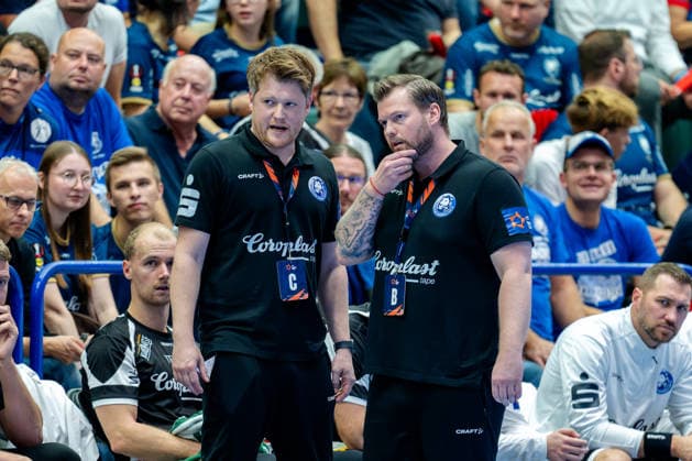 Solingen, 06.10.2026, Handball, Herren, EHF, European League, Gruppenphase, 2. Spieltag, 2026 2027, Bergischer HC - IK Sävehof Arnor Gunnarsson (Trainer Bergischer HC) im Gespräch mit Markus Pütz (Trainer Bergischer HC)