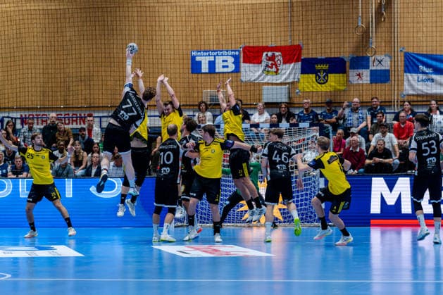 Solingen, 06.10.2026, Handball, Herren, EHF, European League, Gruppenphase, 2. Spieltag, 2026 2027, Bergischer HC - IK Sävehof Johannes Wasielewski (Bergischer HC, 77) beim Wurf aus dem Rückraum