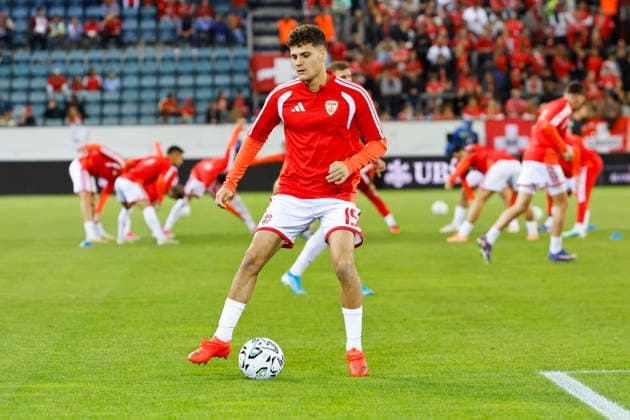 Agon Elezi (Nordmazedonien, 15) beim Aufwärmen vor Spielbeginn , Schweiz, UEFA , Nations League, Matchday 4, Schweiz vs. Nordmazedonien, 06.10.2026, Luzern Swissporarena Schweiz Copyright: xGrantxHubbsx
