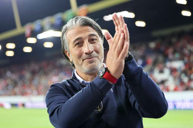 Murat Yakin (Schweiz, Trainer) vor Spielbeginn bei den Fans , Schweiz, UEFA , Nations League, Matchday 4, Schweiz vs. Nordmazedonien, 06.10.2026, Luzern Swissporarena Schweiz Copyright: xGrantxHubbsx
