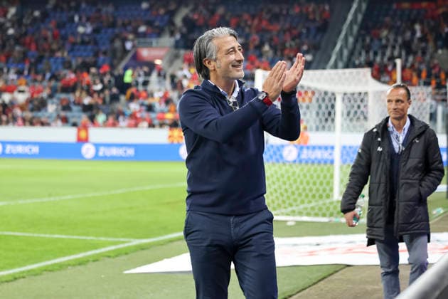 Murat Yakin (Schweiz, Trainer) vor Spielbeginn bei den Fans , Schweiz, UEFA , Nations League, Matchday 4, Schweiz vs. Nordmazedonien, 06.10.2026, Luzern Swissporarena Schweiz Copyright: xGrantxHubbsx