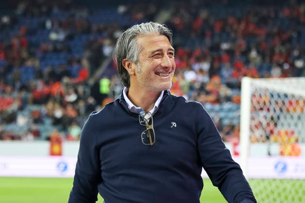 Murat Yakin (Schweiz, Trainer) vor Spielbeginn bei den Fans , Schweiz, UEFA , Nations League, Matchday 4, Schweiz vs. Nordmazedonien, 06.10.2026, Luzern Swissporarena Schweiz Copyright: xGrantxHubbsx