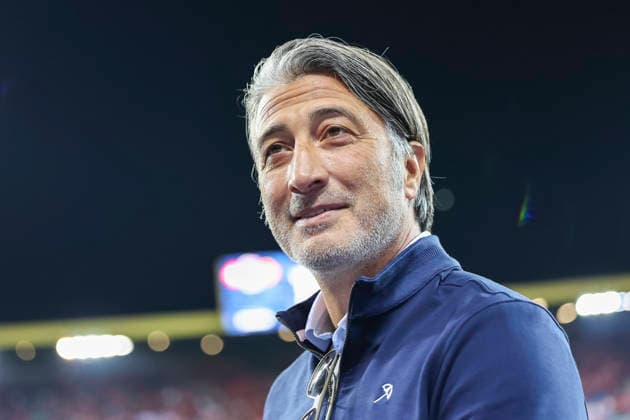 Murat Yakin (Schweiz, Trainer) vor Spielbeginn bei den Fans , Schweiz, UEFA , Nations League, Matchday 4, Schweiz vs. Nordmazedonien, 06.10.2026, Luzern Swissporarena Schweiz Copyright: xGrantxHubbsx