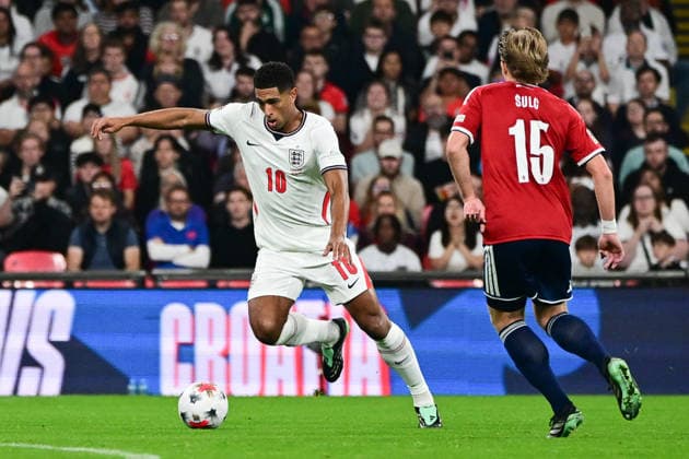 England v Czechia, UEFA Nations League England midfielder Jude Bellingham (10) sprints forward with the ball under pressure from Czechia forward Martin Subert (15) during the UEFA Nations League match between England and Czechia at Wembley Stadium, London, UK on 6 October 2026. London Wembley Stadium Greater London UK Editorial use only , Copyright: xDennisxGoodwinx PSI-24957-0023