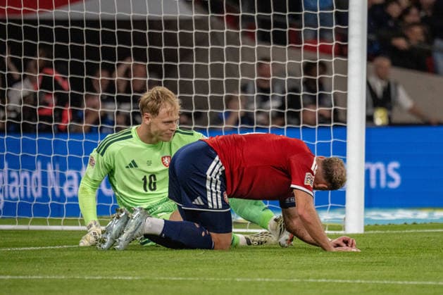 06.10.2026, xdaymx, Fussball Nations League, England - Tschechien. vl. Lukas Hornicek (Tschechien) geschlagen vom eigenen Gegenspieler Vladimir Coufal (Tschechien), der ein Eigentor erzielt. London