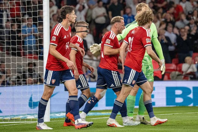 06.10.2026, xdaymx, Fussball Nations League, England - Tschechien. Vladimir Coufal (Tschechien) erzielt ein Eigentor und wird anschließend von seiner Mannschaft getröstet. London