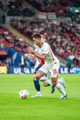 06.10.2026, xdaymx, Fussball Nations League, England - Tschechien. Jude Bellingham (England) im Zweikampf mit Vladimir Coufal (Tschechien) London