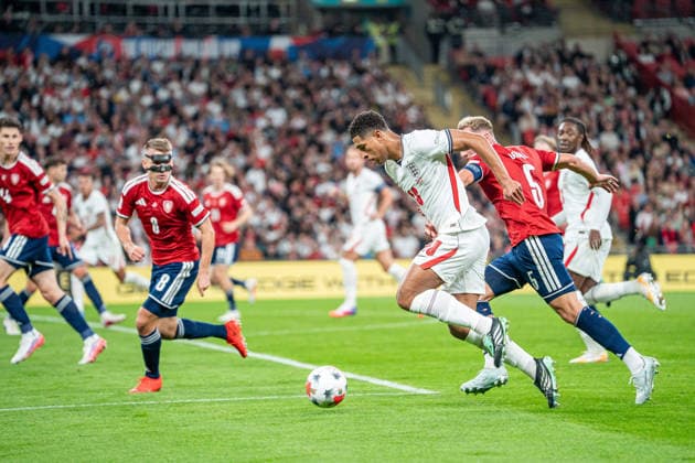 06.10.2026, xdaymx, Fussball Nations League, England - Tschechien. Jude Bellingham (England) im Zweikampf mit Vladimir Coufal (Tschechien) London