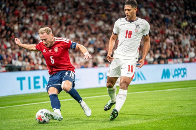 06.10.2026, xdaymx, Fussball Nations League, England - Tschechien. vl. Vladimir Coufal (Tschechien) im Zweikampf mit Jude Bellingham (England) London