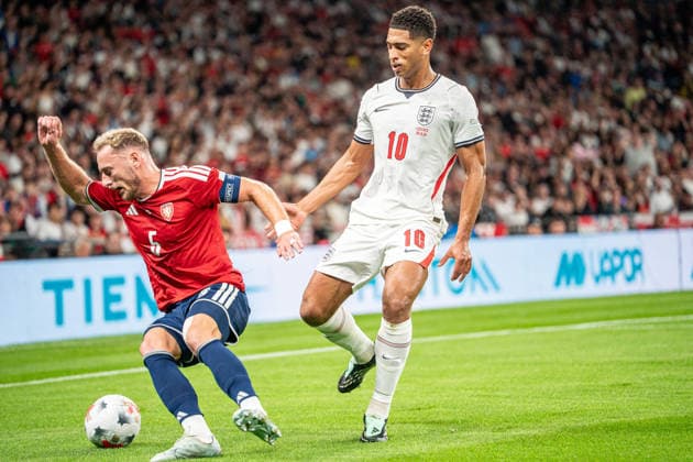 06.10.2026, xdaymx, Fussball Nations League, England - Tschechien. vl. Vladimir Coufal (Tschechien) im Zweikampf mit Jude Bellingham (England) London