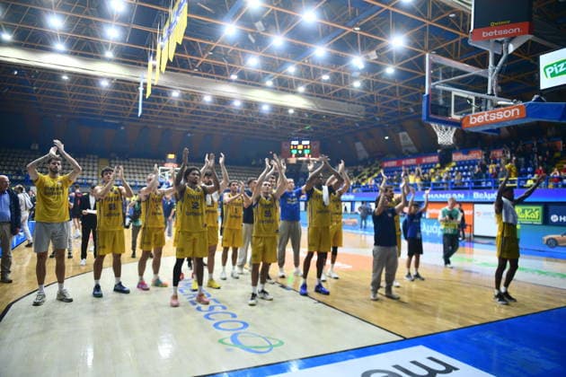 FIBA Basketball Champions League, Peristeri Betsson vs BMA365 Bamberg Baskets - Players of Peristeri Betsson celebrate their victory at the end of the FIBA Basketball Champions League regular season basketball match between Peristeri Betsson vs BMA365 Bamberg Baskets in Athens, Greece, 6 October 2026. IMAGO ONE INCH PRODUCTIONS ATHENS Greece Copyright: xOnexInchxProductionsx 7111461