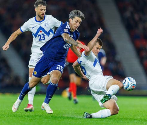 06.10.2026 Scotland v Slovenia, UEFA Nations League, League B Group 1 : Kieran Bowie challenges Jaka Bijol  Copyright: xKennyxRamsay.Scotlandx NINTCHDBPICT001113851761