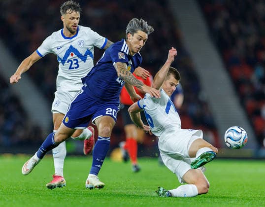 06.10.2026 Scotland v Slovenia, UEFA Nations League, League B Group 1 : Kieran Bowie challenges Jaka Bijol  Copyright: xKennyxRamsay.Scotlandx NINTCHDBPICT001113852711