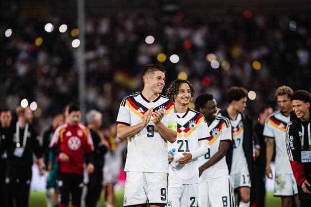 U21, U 21 EM-Qualifikation: Deutschland - Georgien, 06.10.2026 NicolÃ² Tresoldi (Deutschland, 9) klatscht nach Abpfiff; Fußball, EM-Qualifikation U 21, 10. Spieltag: Deutschland vs. Georgien am 06.10.2026, Bielefeld DFB REGULATIONS PROHIBIT ANY USE OF PHOTOGRAPHS AS IMAGE SEQUENCES AND OR QUASI-VIDEO. Copyright: xBEAUTIFULxSPORTS Tonhäuserx
