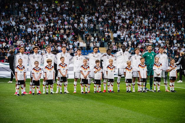 U21, U 21 EM-Qualifikation: Deutschland - Georgien, 06.10.2026 Deutschland bei der Hymne, Paris Brunner (Deutschland, 19), Noah Darvich (Deutschland, 17), Aljoscha Kemlein (Deutschland, 16), DÅ¾enan PejÄinoviÄ‡ (Deutschland, 11), Nnamdi Collins (Deutschland, 20), Noel Aseko (Deutschland, 8), Joshua Quarshie (Deutschland, 5), Lukas Ullrich (Deutschland, 3), Elias Baum (Deutschland, 2), Mio Backhaus (Deutschland, 1), NicolÃ² Tresoldi (Deutschland, 9) ; Fußball, EM-Qualifikation U 21, 10. Spieltag: Deutschland vs. Georgien am 06.10.2026, Bielefeld DFB REGULATIONS PROHIBIT ANY USE OF PHOTOGRAPHS AS IMAGE SEQUENCES AND OR QUASI-VIDEO. Copyright: xBEAUTIFULxSPORTS Tonhäuserx