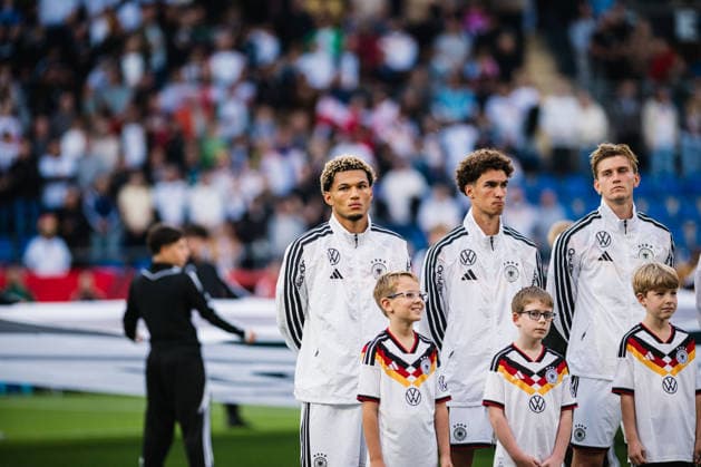 U21, U 21 EM-Qualifikation: Deutschland - Georgien, 06.10.2026 Deutschland bei der Hymne, Paris Brunner (Deutschland, 19), Noah Darvich (Deutschland, 17), Leandro Morgalla (Deutschland, 6); Fußball, EM-Qualifikation U 21, 10. Spieltag: Deutschland vs. Georgien am 06.10.2026, Bielefeld DFB REGULATIONS PROHIBIT ANY USE OF PHOTOGRAPHS AS IMAGE SEQUENCES AND OR QUASI-VIDEO. Copyright: xBEAUTIFULxSPORTS Tonhäuserx