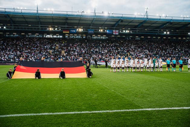 U21, U 21 EM-Qualifikation: Deutschland - Georgien, 06.10.2026 Deutschland bei der Hymne, Paris Brunner (Deutschland, 19), Noah Darvich (Deutschland, 17), Aljoscha Kemlein (Deutschland, 16), DÅ¾enan PejÄinoviÄ‡ (Deutschland, 11), Nnamdi Collins (Deutschland, 20), Noel Aseko (Deutschland, 8), Joshua Quarshie (Deutschland, 5), Lukas Ullrich (Deutschland, 3), Elias Baum (Deutschland, 2), Mio Backhaus (Deutschland, 1), NicolÃ² Tresoldi (Deutschland, 9), daneben die Deutschland auf dem Boden; Fußball, EM-Qualifikation U 21, 10. Spieltag: Deutschland vs. Georgien am 06.10.2026, Bielefeld DFB REGULATIONS PROHIBIT ANY USE OF PHOTOGRAPHS AS IMAGE SEQUENCES AND OR QUASI-VIDEO. Copyright: xBEAUTIFULxSPORTS Tonhäuserx