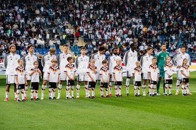 U21, U 21 EM-Qualifikation: Deutschland - Georgien, 06.10.2026 Deutschland bei der Hymne, Paris Brunner (Deutschland, 19), Noah Darvich (Deutschland, 17), Aljoscha Kemlein (Deutschland, 16), DÅ¾enan PejÄinoviÄ‡ (Deutschland, 11), Nnamdi Collins (Deutschland, 20), Noel Aseko (Deutschland, 8), Joshua Quarshie (Deutschland, 5), Lukas Ullrich (Deutschland, 3), Elias Baum (Deutschland, 2), Mio Backhaus (Deutschland, 1), NicolÃ² Tresoldi (Deutschland, 9) ; Fußball, EM-Qualifikation U 21, 10. Spieltag: Deutschland vs. Georgien am 06.10.2026, Bielefeld DFB REGULATIONS PROHIBIT ANY USE OF PHOTOGRAPHS AS IMAGE SEQUENCES AND OR QUASI-VIDEO. Copyright: xBEAUTIFULxSPORTS Tonhäuserx