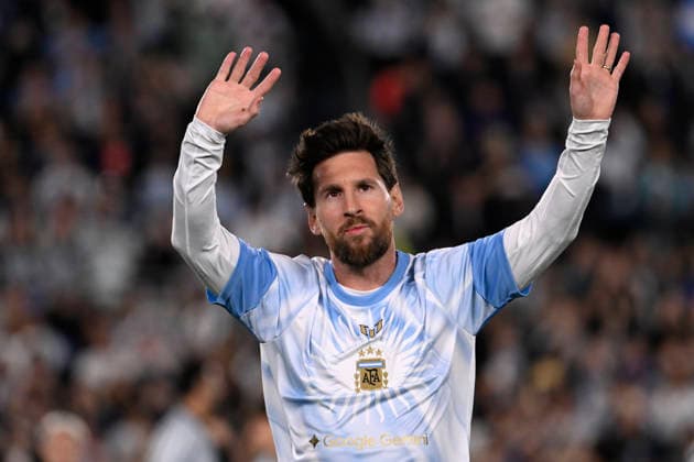 BUENOS AIRES, ARGENTINA - OCTOBER 06: Lionel Messi of Argentina waves to fans, rise both hands during the International Friendly, Länderspiel, Nationalmannschaft match between Argentina and Benin at Estadio Mas Monumental on October 06, 2026 in Buenos Aires, Argentina. Photo by SFSI Argentina national team, Nationalteam v Benin Copyright: xSFSIx