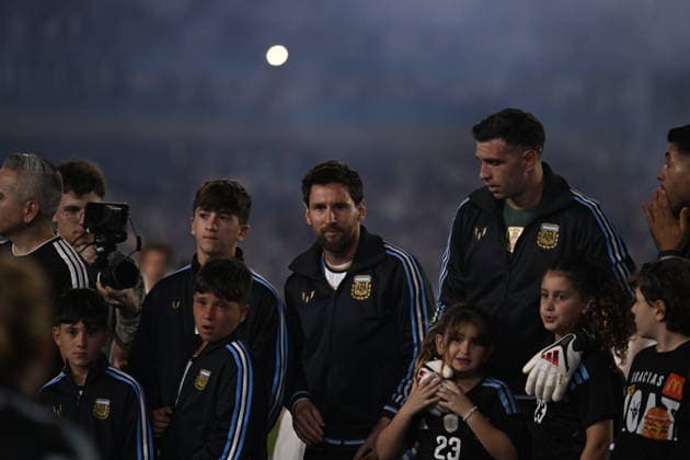 BUENOS AIRES, ARGENTINA - OCTOBER 06: Lionel Messi of Argentina stands on the pitch with his children, Thiago, Mateo, and Ciro, prior to an International Friendly, Länderspiel, Nationalmannschaft match between Argentina and Benin at the Estadio Monumental on October 06, 2026 in Buenos Aires, Argentina. The match marks Messi s 208th and final international appearance for his country. Photo by SFSI Argentina national team, Nationalteam v Benin Copyright: xSFSIx
