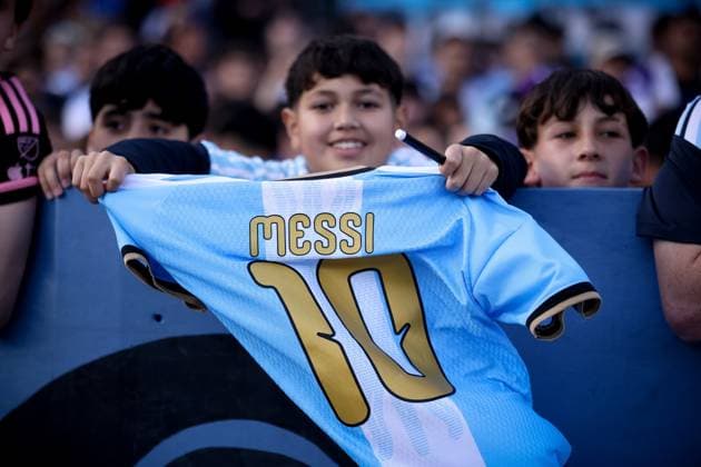 October 6, 2026, Buenos Aires, Buenos Aires, Argentina: Argentina fan show the last Messi shirt prior to the match between Argentina and Benin International Friendly, Länderspiel, Nationalmannschaft match, The last match of Messi with Argentina national team, Nationalteam The Last Match Of Messi In Buenos Aires, Argentina - 06 Oct 2026  - ZUMAs197 20261006_aaa_s197_130 Copyright: xRobertoxxTuerox
