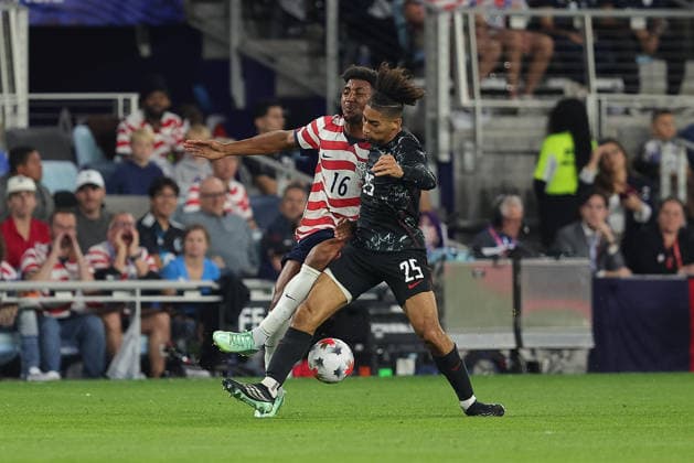 SAINT PAUL, MN - OCTOBER 06: Canada™s Nathan Saliba (25) defends United States Alex Freeman (16) during the first half of the men™s friendly match between the U.S. national team, Nationalteam and Canada™s national team on October 6th, 2026, at Allianz Field in Saint Paul, MN. (Photo by Bailey Hillesheim Icon Sportswire) SOCCER: OCT 06 USA vs Canada EDITORIAL USE ONLY Icon20261006004