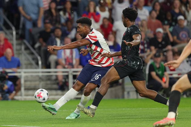 SAINT PAUL, MN - OCTOBER 06: United States Alex Freeman (16) passes the ball while Canada s Ralph Priso (3) defends during the first half of the men™s friendly match between the U.S. national team, Nationalteam and Canada™s national team on October 6th, 2026, at Allianz Field in Saint Paul, MN. (Photo by Bailey Hillesheim Icon Sportswire) SOCCER: OCT 06 USA vs Canada EDITORIAL USE ONLY Icon20261006006