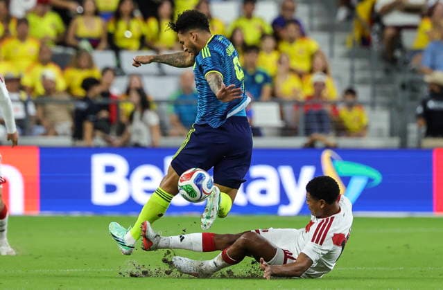 International soccer friendly - Colombia vs. Peru Colombia forward Luis Suarez (L) in action against Peru midfielder Wilder Cartagena (R) during the international soccer friendly between Colombia and Peru at Nu Stadium in Miami, Florida, USA, 06 October 2026. MIAMI FLORIDA United States  Copyright: xCRISTOBALxHERRERA-ULASHKEVICHx