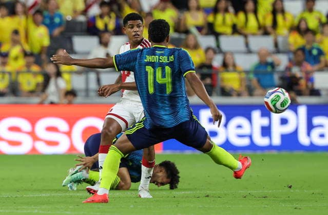 International soccer friendly - Colombia vs. Peru Peru midfielder Wilder Cartagena (L) in action against Colombia midfielder Jhon Solis (R) during the international soccer friendly between Colombia and Peru at Nu Stadium in Miami, Florida, USA, 06 October 2026. MIAMI FLORIDA United States  Copyright: xCRISTOBALxHERRERA-ULASHKEVICHx