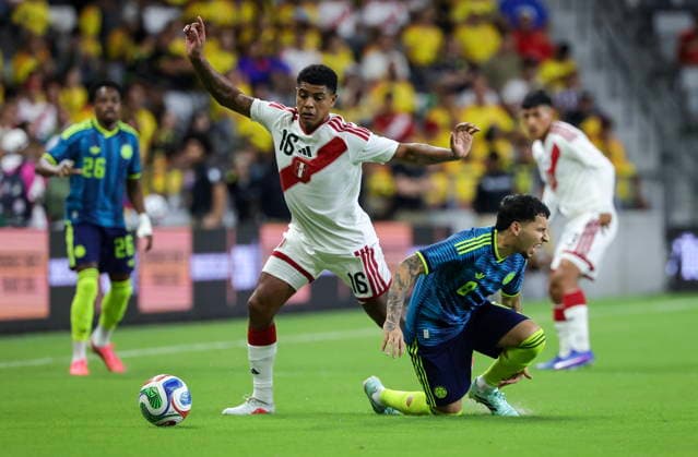 International soccer friendly - Colombia vs. Peru Peru midfielder Wilder Cartagena (L) in action against Colombia midfielder Gustavo Puerta (R) during the international soccer friendly between Colombia and Peru at Nu Stadium in Miami, Florida, USA, 06 October 2026. MIAMI FLORIDA United States  Copyright: xCRISTOBALxHERRERA-ULASHKEVICHx